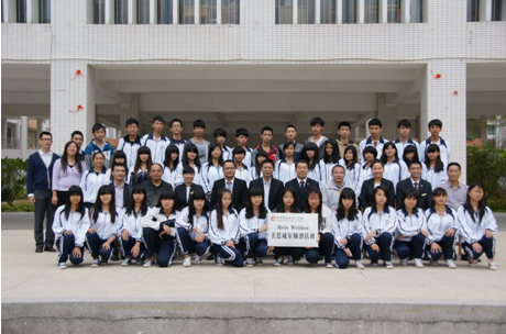 （圖二）參會領(lǐng)導(dǎo)與冠名班學(xué)生合影留念