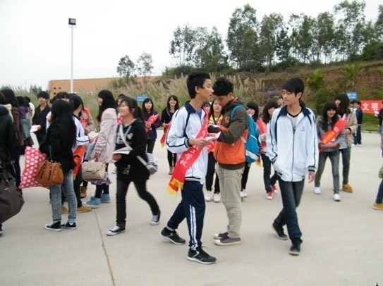 青年志愿服務(wù)社開展“文明公交，綠色出行”宣傳活動(dòng)