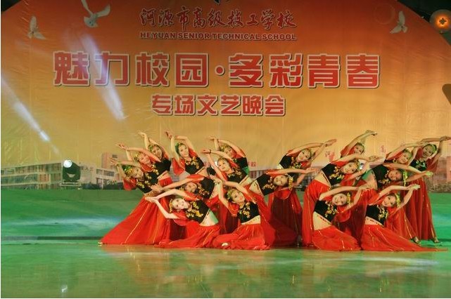 我校在市文化廣場(chǎng)舉行專場(chǎng)文藝晚會(huì)