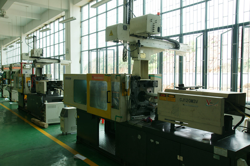 西可設在我校的公司模具制造車間