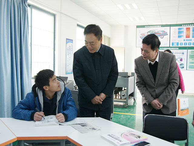 2013年12月6日，原廣東省勞動(dòng)和社會(huì)保障廳廳長方潮貴到我院指導(dǎo)工作