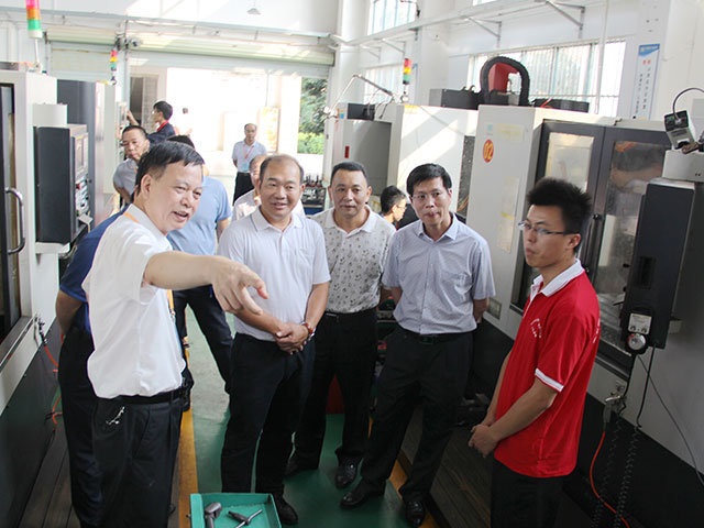 2015年9月16日，廣東省人力資源和社會(huì)保障廳副廳長鄭朝陽（前排左二）到我院指導(dǎo)工作