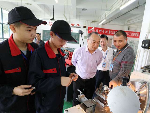 2017年4月6日， 河源市委組織部副部長、市人社局局長鄧小強(qiáng)到技師學(xué)院調(diào)研參觀模具制造普車一體化教學(xué)課堂