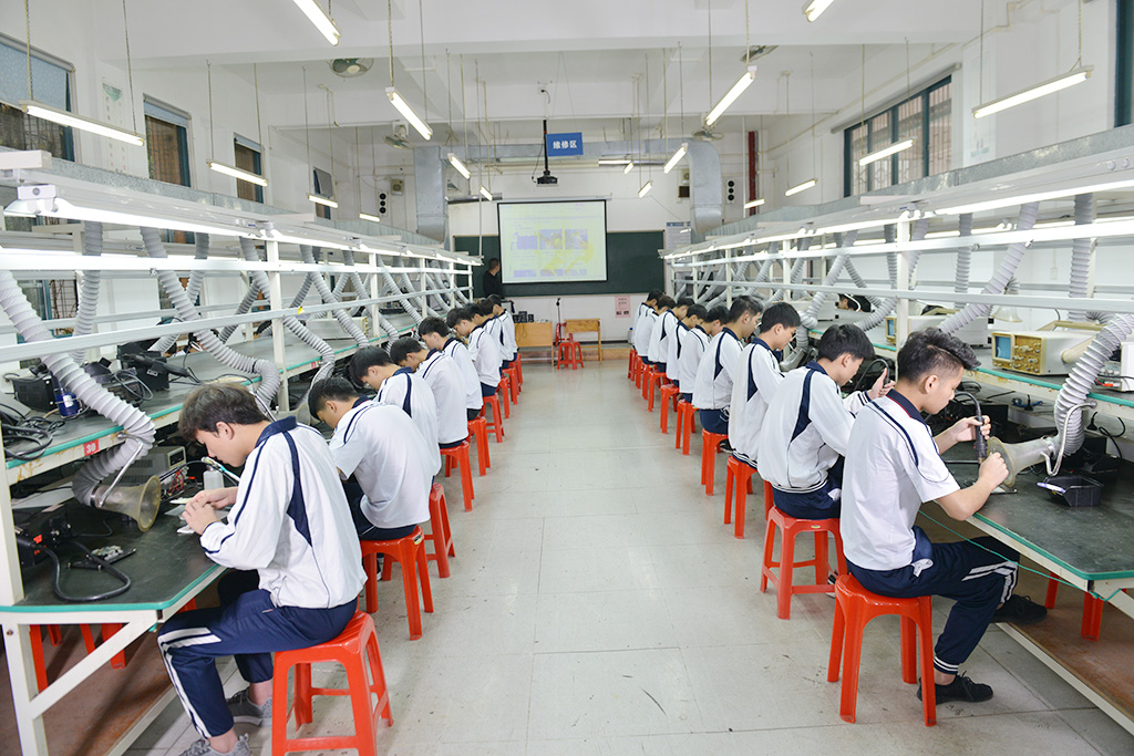 西可手機維修車間