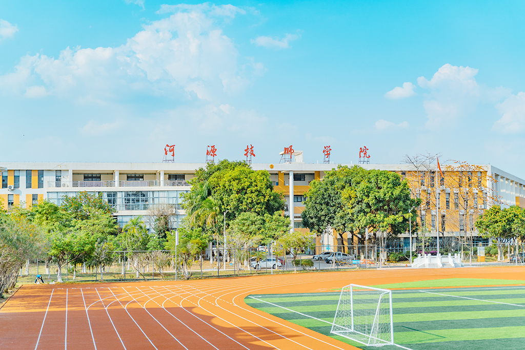 學(xué)院運(yùn)動(dòng)場(chǎng)