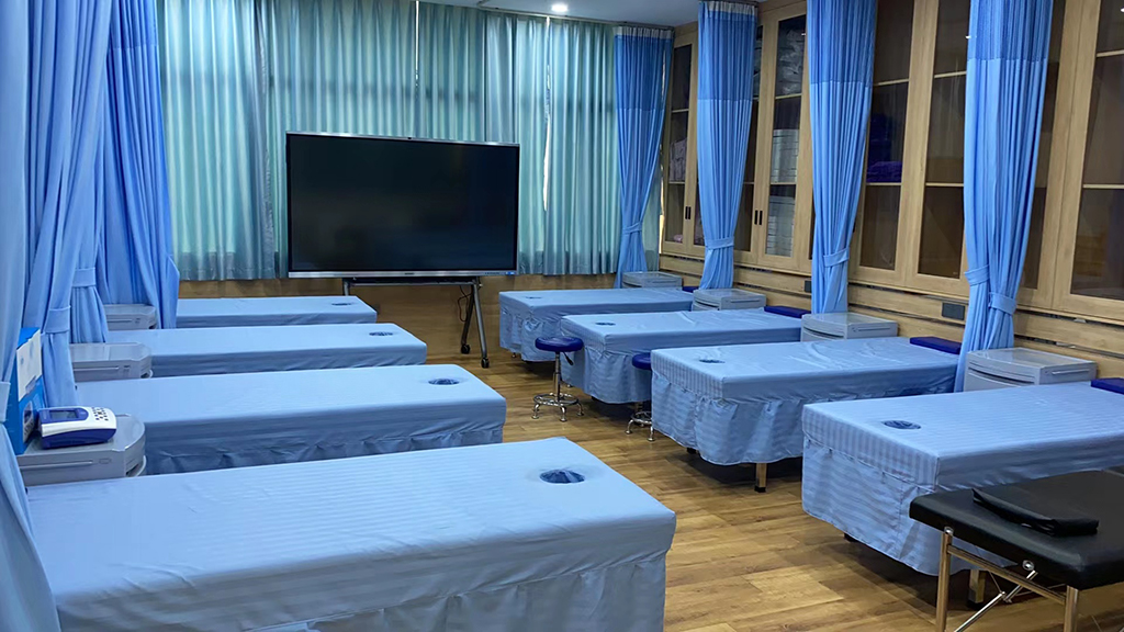 推拿實(shí)訓(xùn)室2